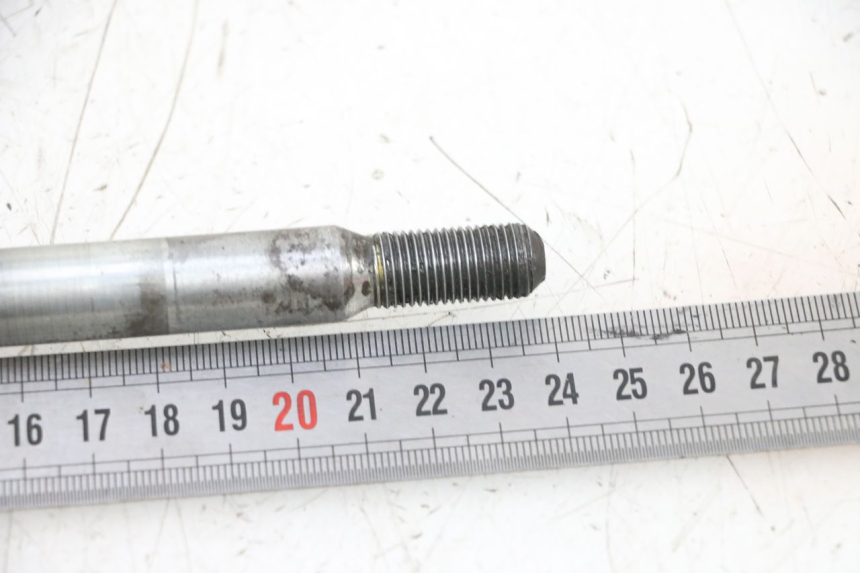 photo de FRONT WHEEL AXLE HONDA NSR R 125 (1994 - 2003) - Alternative perspective