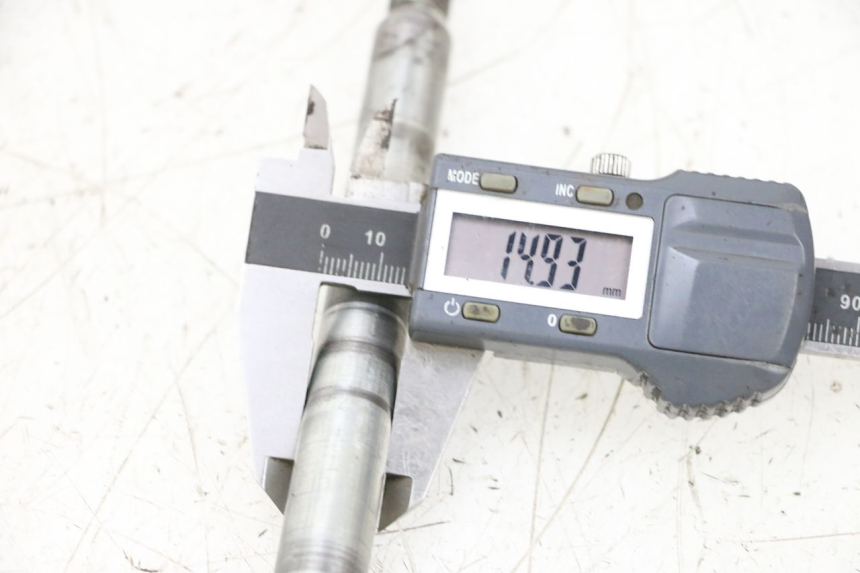 photo de FRONT WHEEL AXLE HONDA NSR R 125 (1994 - 2003) - Fixing points details