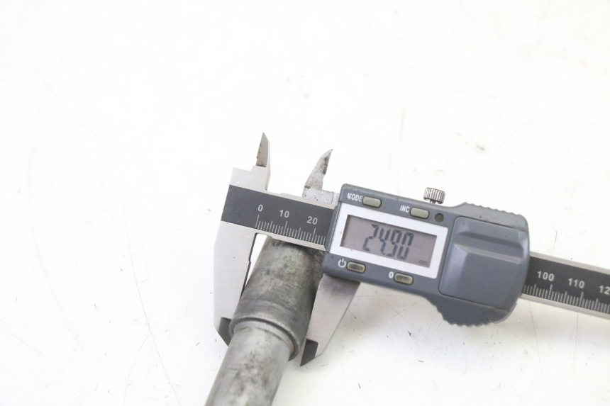 photo de FRONT WHEEL AXLE HONDA NTV DEAUVILLE ABS 700 (2007 - 2016) - Technical close-up