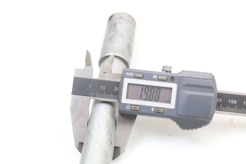 photo de FRONT WHEEL AXLE HONDA NTV DEAUVILLE 650 (1998 - 2001) - Technical close-up