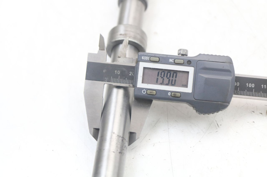 photo de FRONT WHEEL AXLE HONDA NTV DEAUVILLE 650 (1998 - 2001) - Technical close-up