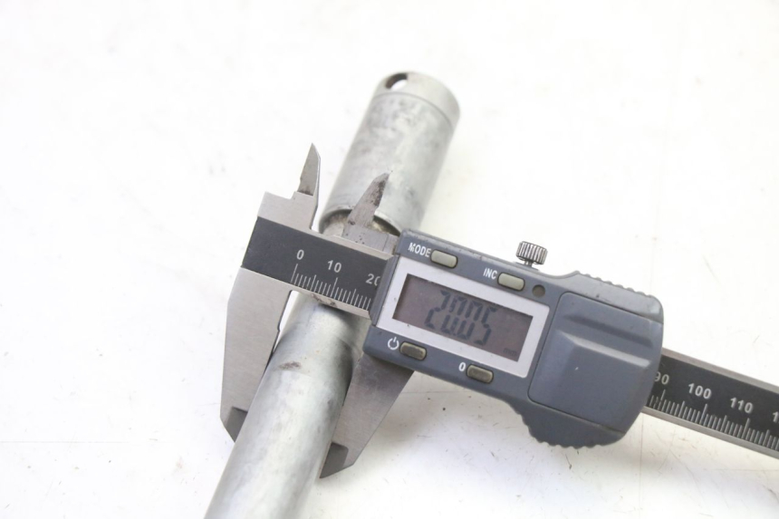 photo de FRONT WHEEL AXLE HONDA NTV DEAUVILLE 650 (2001 - 2006) - Product overview