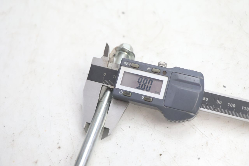 photo de FRONT WHEEL AXLE JM MOTORS OLDIES 4T 50 (2020 - 2026) - Technical close-up