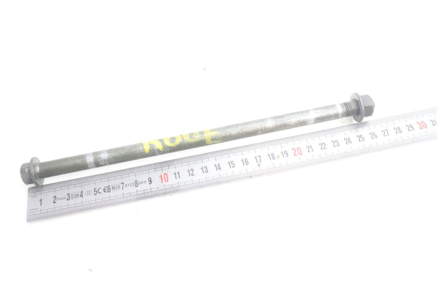 photo de FRONT WHEEL AXLE SYM ORBIT III 3 4T 50 (2021 - 2025) - Zoom on usage condition
