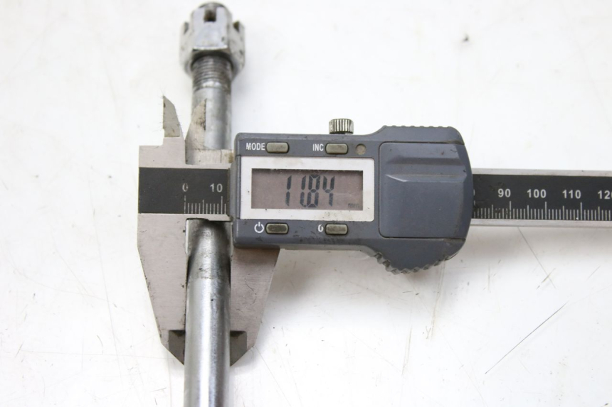 photo de FRONT WHEEL AXLE KEEWAY OUTLOOK 125 (2007 - 2013) - Zoom on usage condition