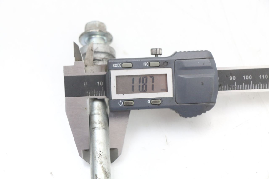 photo de FRONT WHEEL AXLE HONDA PCX (JF28) 125 (2009 - 2011) - Alternative perspective