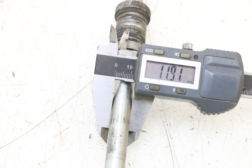 photo de FRONT WHEEL AXLE HONDA PCX (JF57/JF64) 125 (2014 - 2018) - Zoom on usage condition