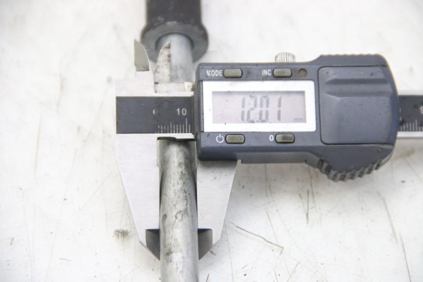 photo de FRONT WHEEL AXLE HONDA PES PS I 125 (2006 - 2012) - Zoom on usage condition