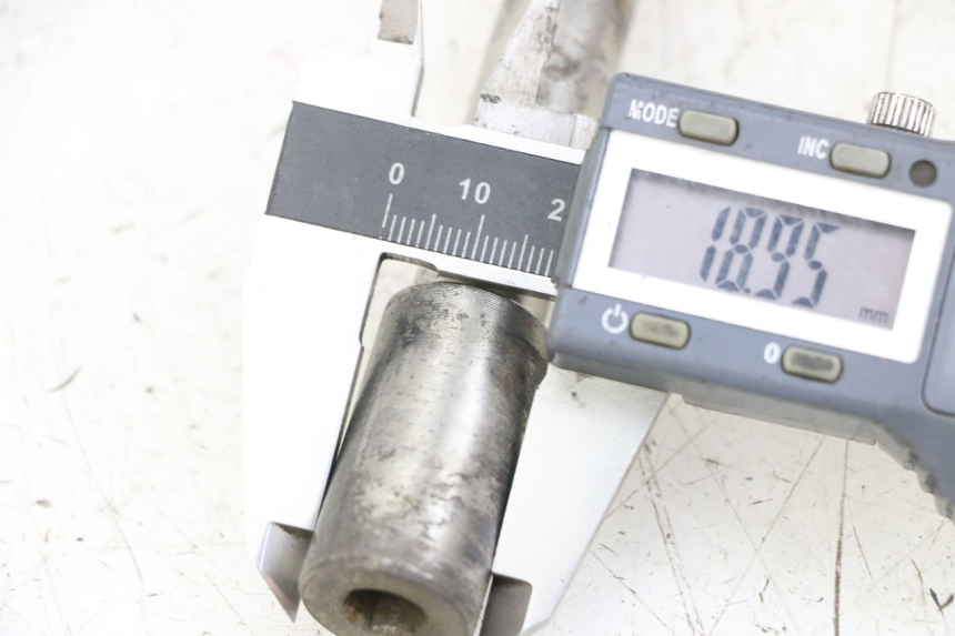 photo de FRONT WHEEL AXLE PEUGEOT ELYSTAR 125 (2002 - 2007) - Component detail