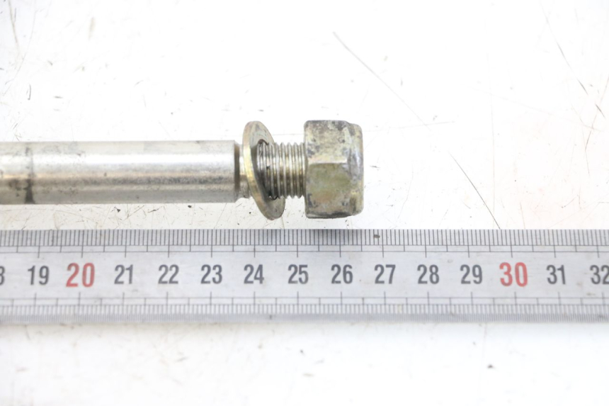 photo de FRONT WHEEL AXLE PEUGEOT ELYSTAR 125 (2002 - 2007) - Alternative perspective