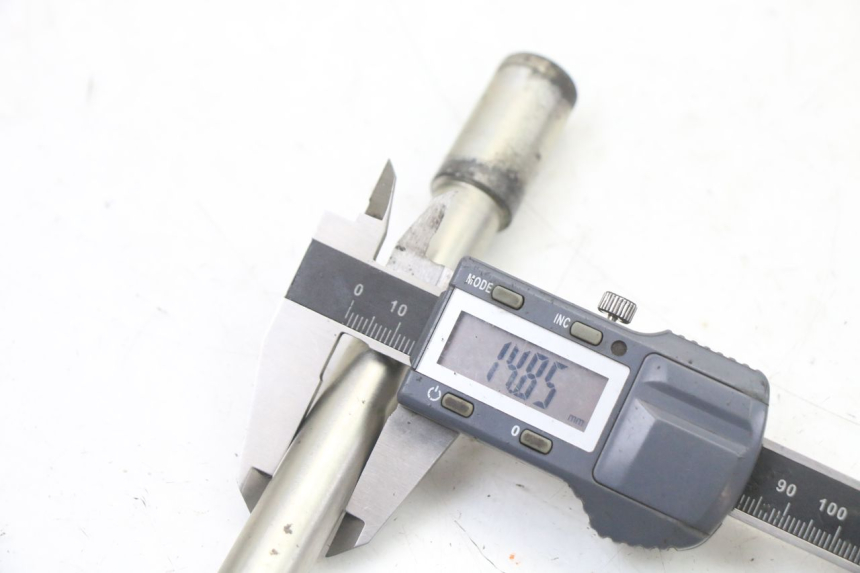 photo de FRONT WHEEL AXLE PEUGEOT SATELIS 125 (2013 - 2018) - Technical close-up