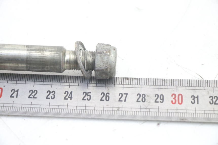 photo de FRONT WHEEL AXLE PEUGEOT TKR TREKKER FURIOUS 50 (2005 - 2014) - Alternative perspective