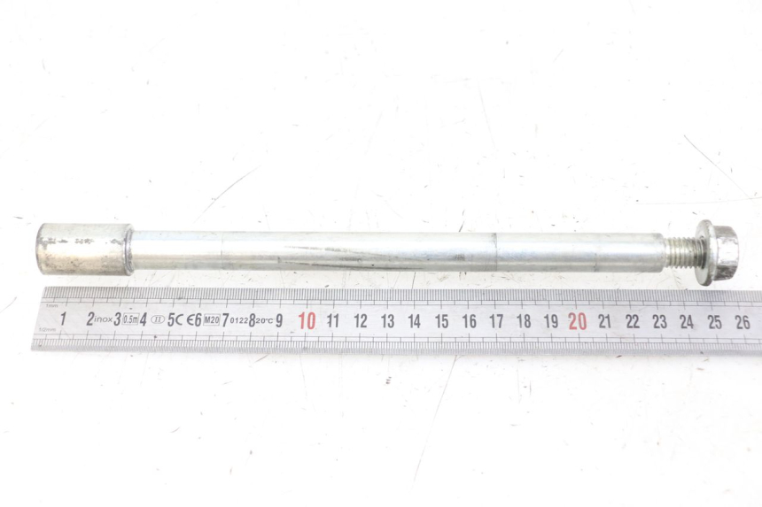 photo de FRONT WHEEL AXLE PIAGGIO BEVERLY 125 (1998 - 2005) - Zoom on usage condition