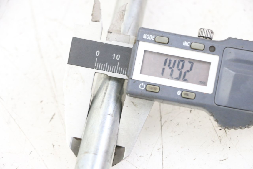 photo de FRONT WHEEL AXLE PIAGGIO BEVERLY 125 (1998 - 2005) - Technical close-up