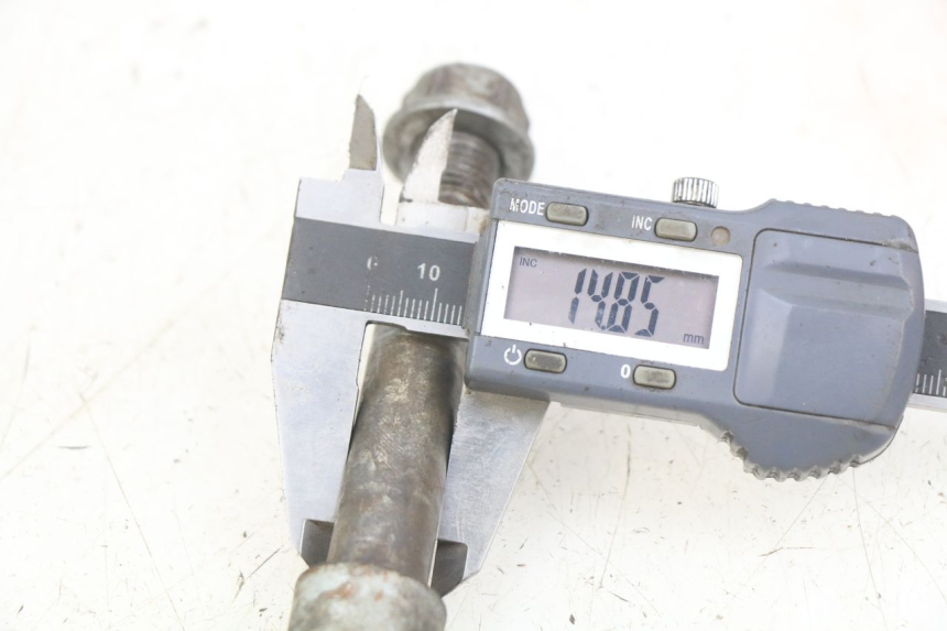 photo de FRONT WHEEL AXLE YCF PILOT 125 - Alternative perspective