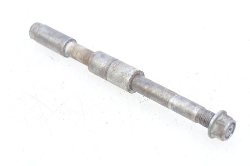 photo de FRONT WHEEL AXLE YCF PILOT 125 - Technical close-up