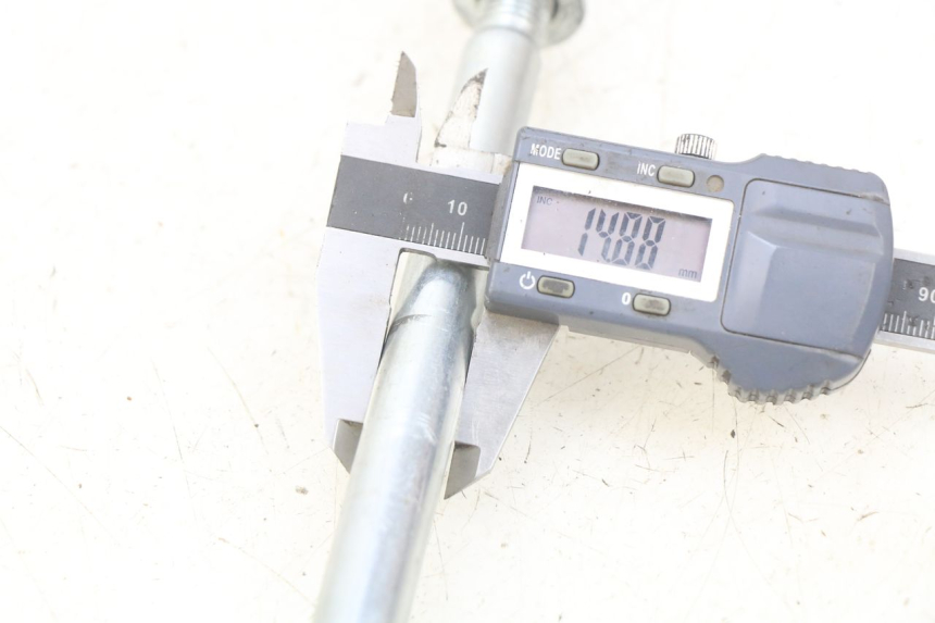 photo de FRONT WHEEL AXLE YAMASAKI RAPTOR 50 (2013 - 2018) - Component detail