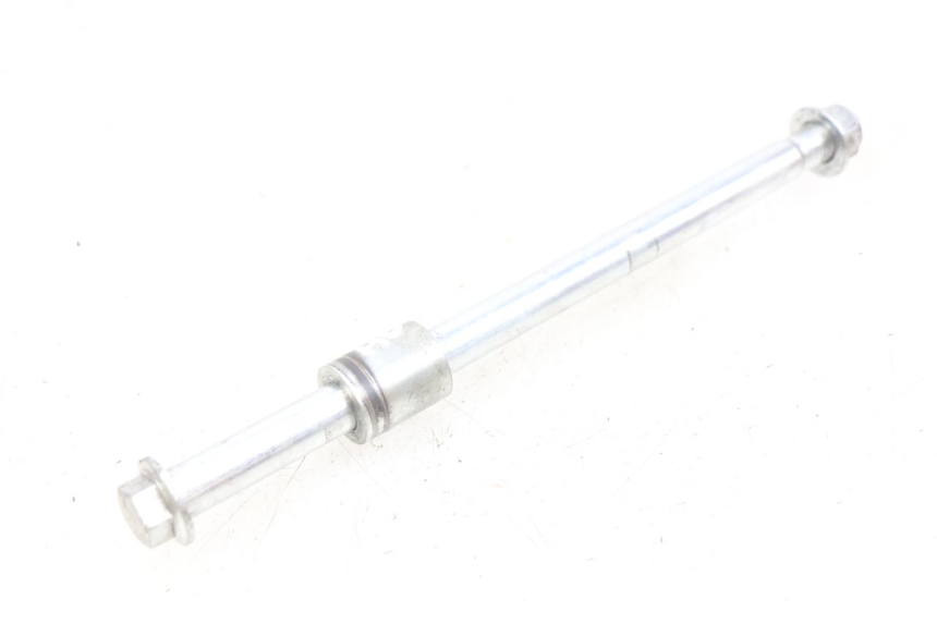 photo de FRONT WHEEL AXLE YAMASAKI RAPTOR 50 (2013 - 2018) - Technical close-up