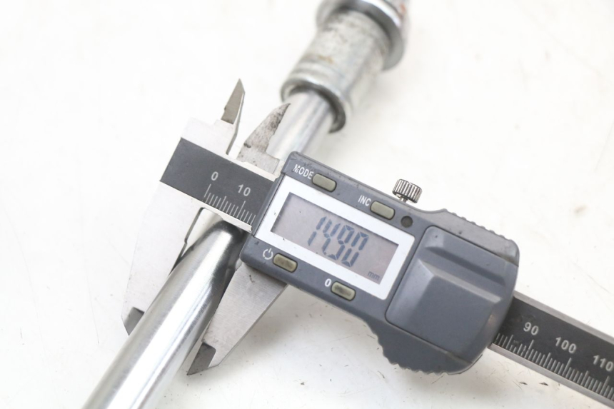 photo de FRONT WHEEL AXLE REGAL RAPTOR SPYDER 125 (2010 - 2018) - Technical close-up