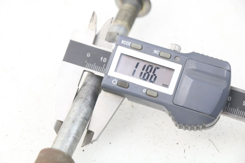 photo de FRONT WHEEL AXLE APOLLO RFZ 150 - Alternative perspective