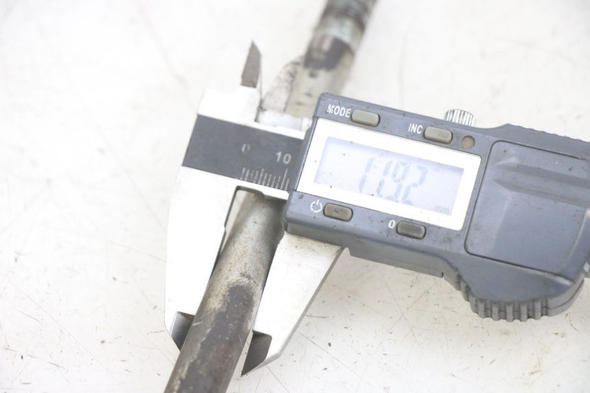 photo de FRONT WHEEL AXLE GILERA RK 50 (1996 - 1999) - Component detail