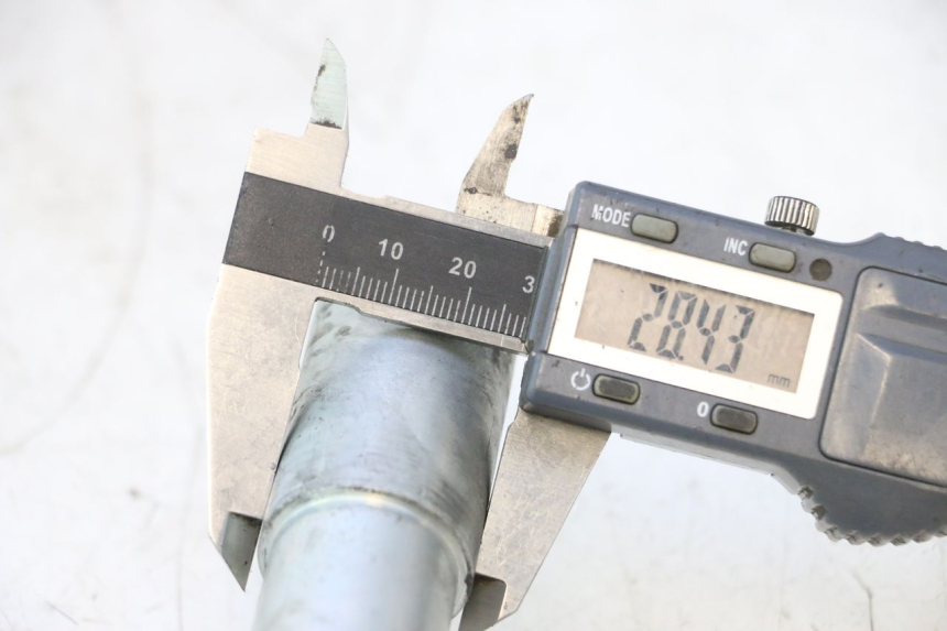 photo de FRONT WHEEL AXLE HARLEY DAVIDSON ROAD GLIDE FLTRXSE 1920 (2018 - 2022) - Technical close-up