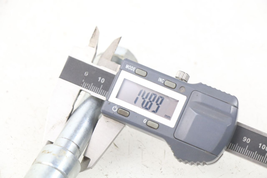 photo de FRONT WHEEL AXLE MINI MX ROOKIE 125 - Zoom on usage condition