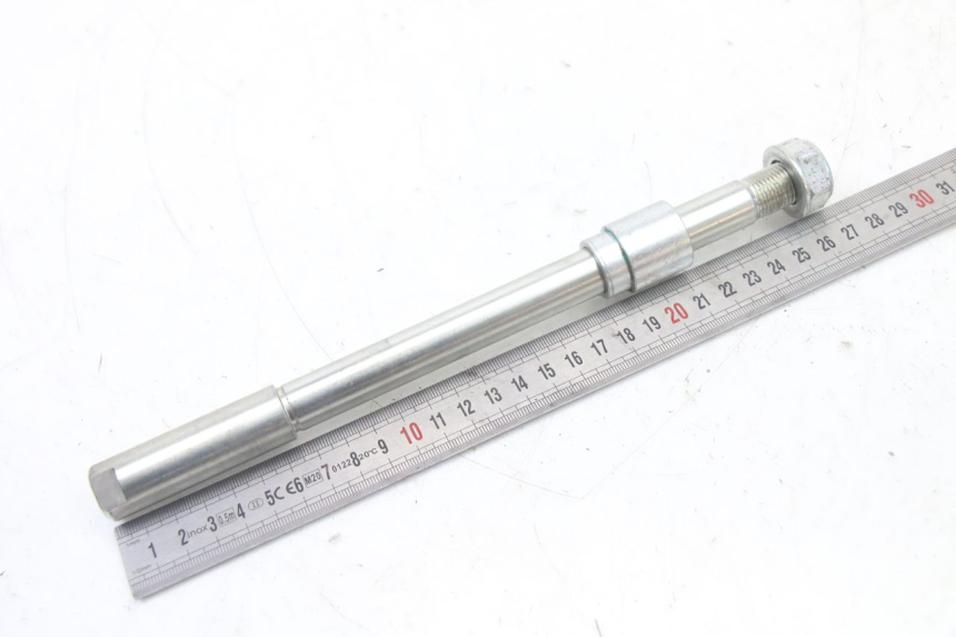 photo de FRONT WHEEL AXLE ROYAL ENFIELD HYMALAYAN 410 (2016 - 2023) - Zoom on usage condition