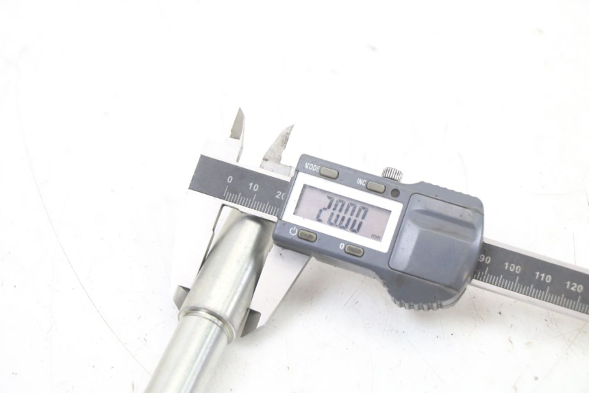 photo de FRONT WHEEL AXLE ROYAL ENFIELD HYMALAYAN 410 (2016 - 2023) - Technical close-up