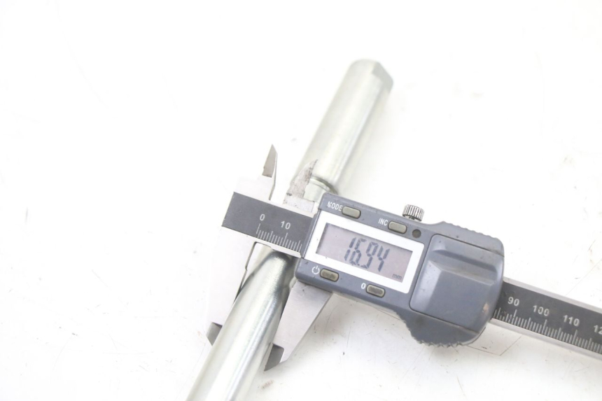 photo de FRONT WHEEL AXLE ROYAL ENFIELD HYMALAYAN 410 (2016 - 2023) - Product overview