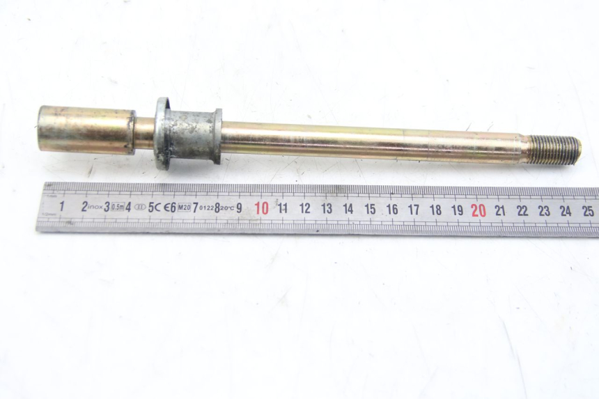 photo de FRONT WHEEL AXLE HYOSUNG RT KARION 125 (2003 - 2007) - Zoom on usage condition