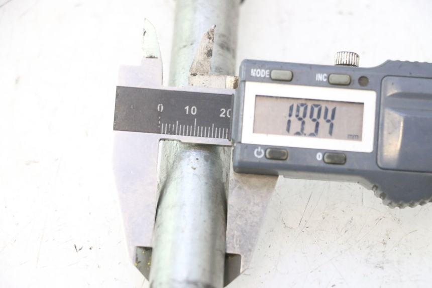 photo de FRONT WHEEL AXLE MZ RT 125 (2000 - 2008) - Zoom on usage condition