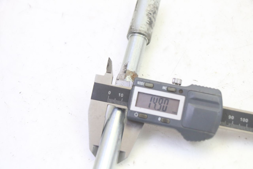 photo de FRONT WHEEL AXLE GILERA RUNNER SP 50 (2009 - 2017) - Technical close-up