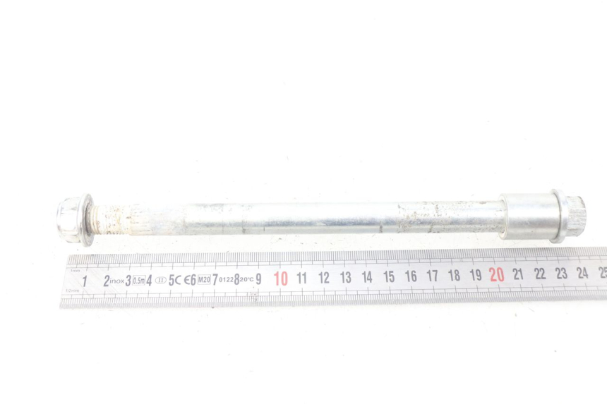 photo de FRONT WHEEL AXLE APOLLO RXF 125 - Technical close-up