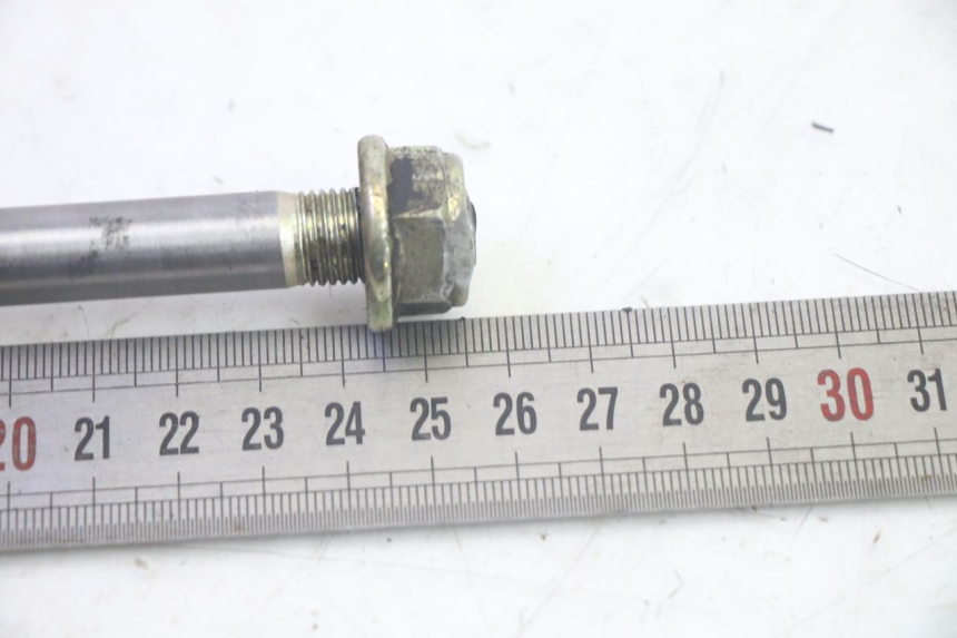 photo de FRONT WHEEL AXLE DAELIM S1 125 (2007 - 2016) - Alternative perspective