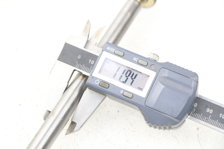 photo de FRONT WHEEL AXLE DAELIM S2 FI 125 (2008 - 2017) - Alternative perspective