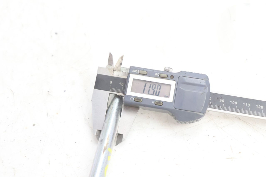 photo de FRONT WHEEL AXLE JM MOTORS SANTANA EVO 50 (2024 - 2026) - Technical close-up