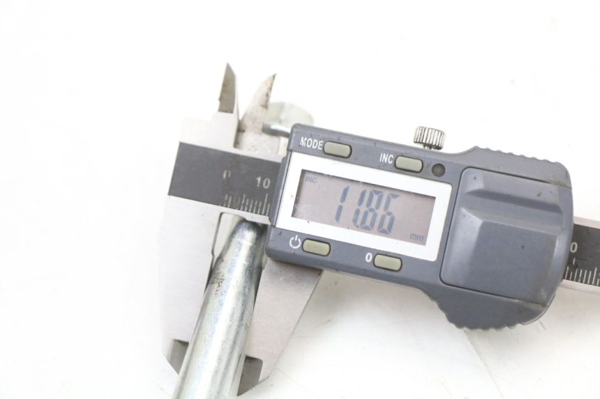 photo de FRONT WHEEL AXLE JM MOTORS SANTANA 50 (2014 - 2023) - Alternative perspective