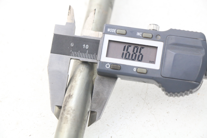 photo de FRONT WHEEL AXLE PEUGEOT SATELIS 500 (2007 - 2013) - Alternative perspective