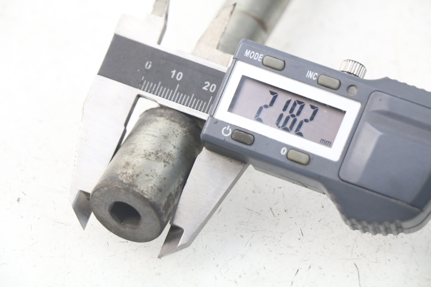 photo de FRONT WHEEL AXLE PEUGEOT SATELIS 500 (2007 - 2013) - Technical close-up