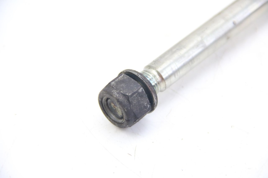 photo de FRONT WHEEL AXLE PEUGEOT SATELIS 125 (2006 - 2009) - Additional view of the item