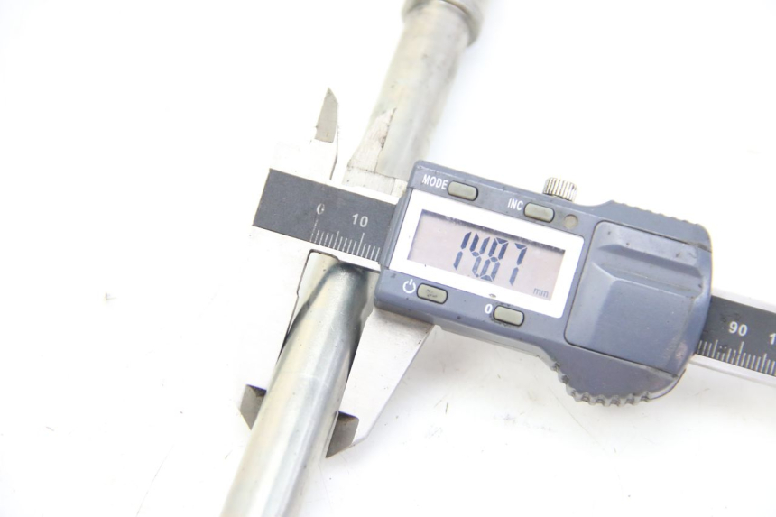 photo de FRONT WHEEL AXLE PEUGEOT SATELIS 125 (2006 - 2009) - Product overview