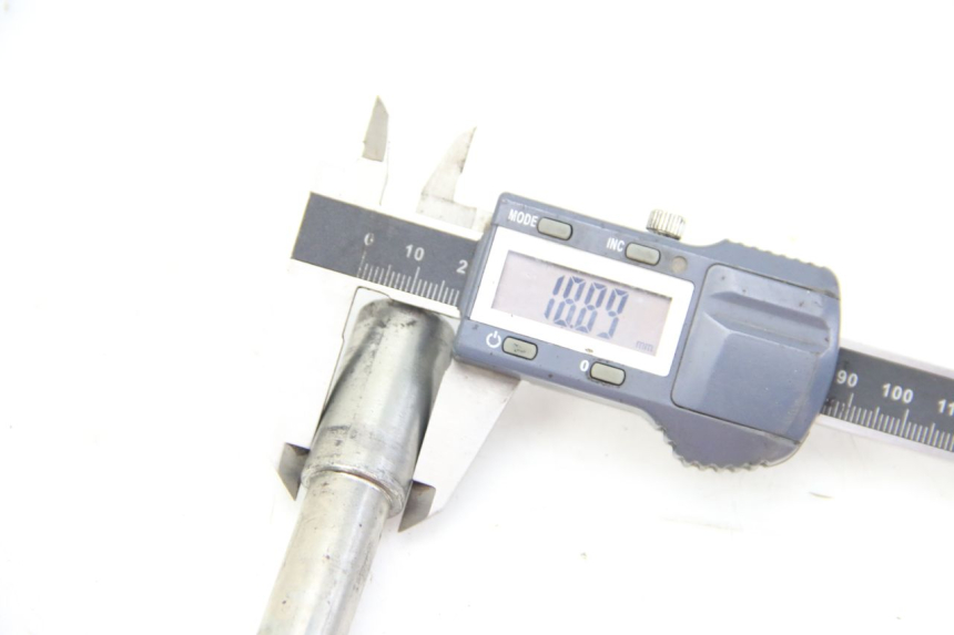 photo de FRONT WHEEL AXLE PEUGEOT SATELIS 125 (2006 - 2009) - Fixing points details