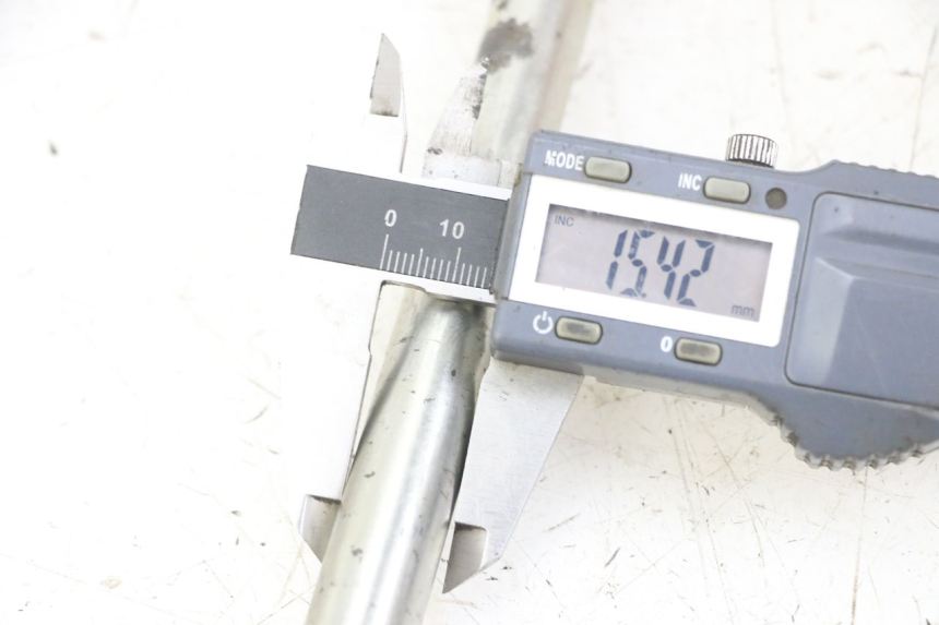 photo de FRONT WHEEL AXLE PEUGEOT SATELIS 125 (2013 - 2018) - Zoom on usage condition