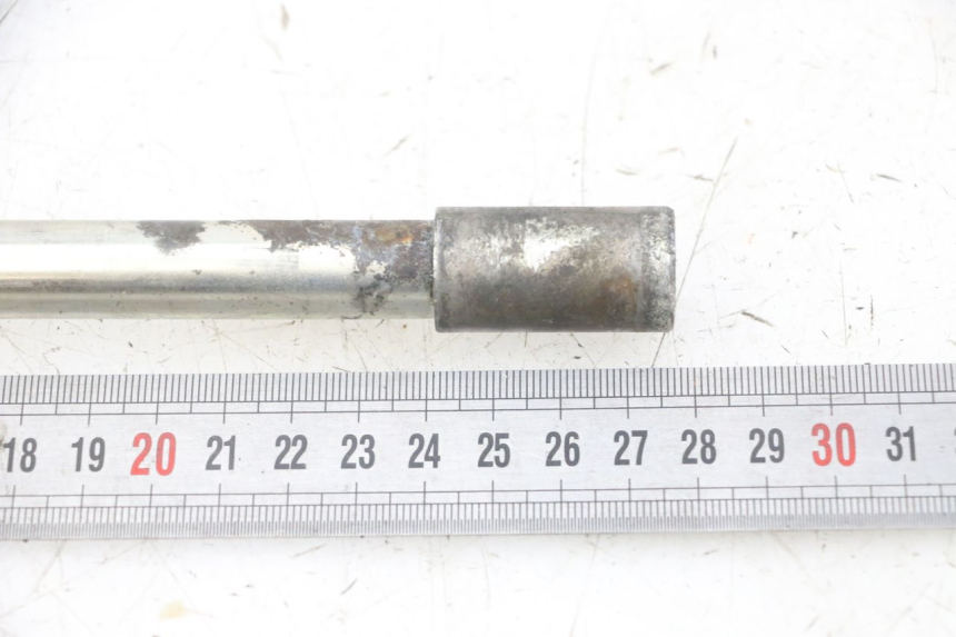 photo de FRONT WHEEL AXLE PEUGEOT SATELIS 125 (2013 - 2018) - Alternative perspective