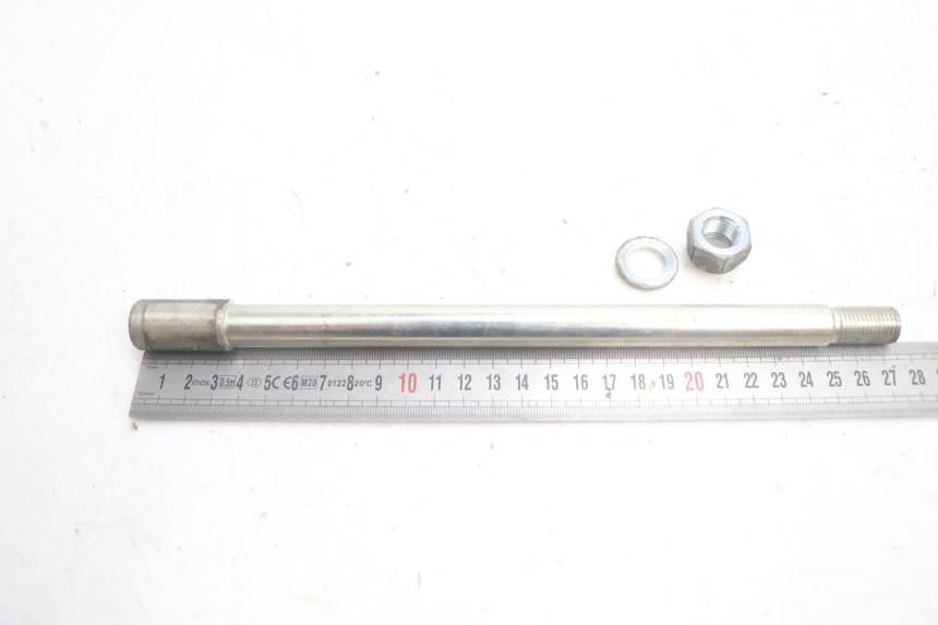 photo de FRONT WHEEL AXLE PEUGEOT SATELIS 125 (2013 - 2018) - Zoom on usage condition