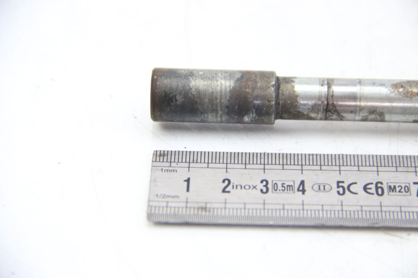 photo de FRONT WHEEL AXLE APRILIA SCARABEO 4T 50 (2009 - 2017) - Technical close-up