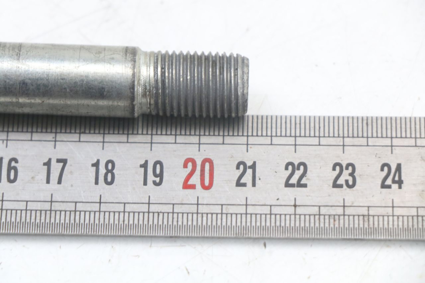 photo de FRONT WHEEL AXLE APRILIA SCARABEO GT 125 (1999 - 2007) - Zoom on usage condition