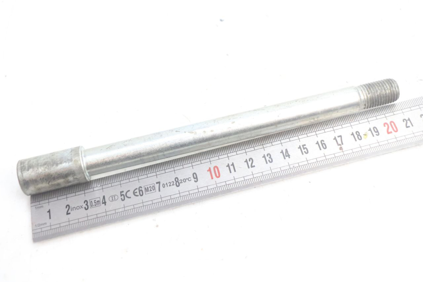 photo de FRONT WHEEL AXLE APRILIA SCARABEO GT 125 (1999 - 2007) - Zoom on usage condition