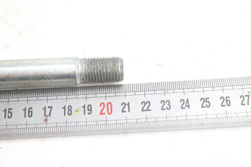 photo de FRONT WHEEL AXLE APRILIA SCARABEO GT 125 (1999 - 2007) - Alternative perspective
